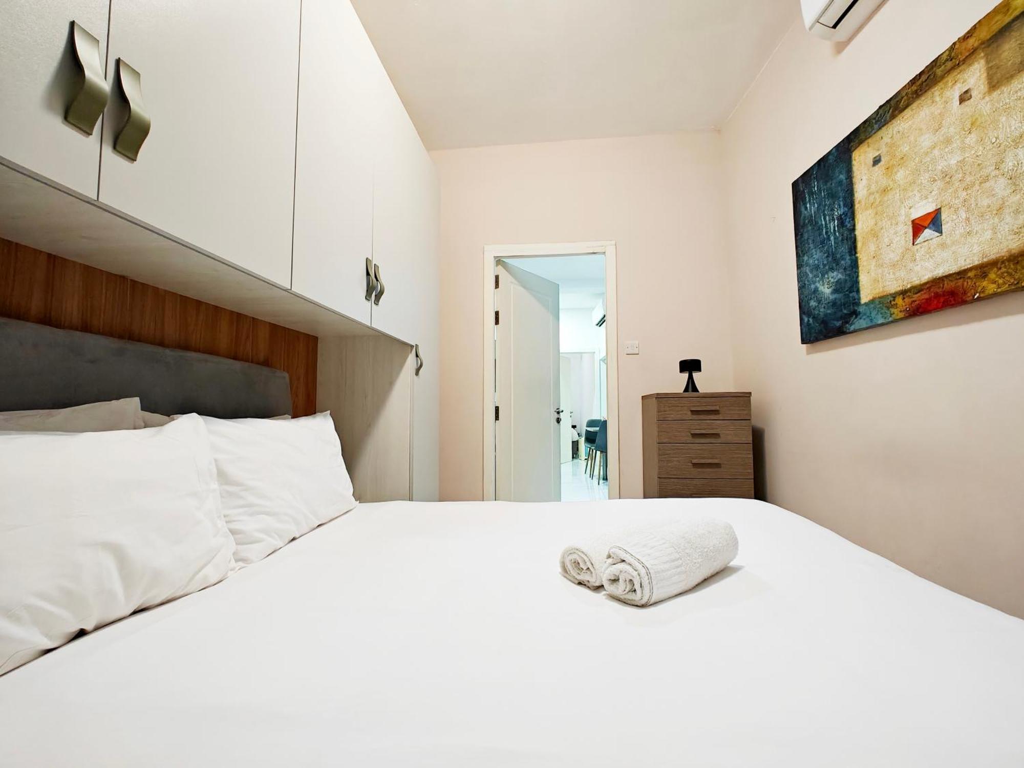 Happiness Apartment Qormi Bagian luar foto